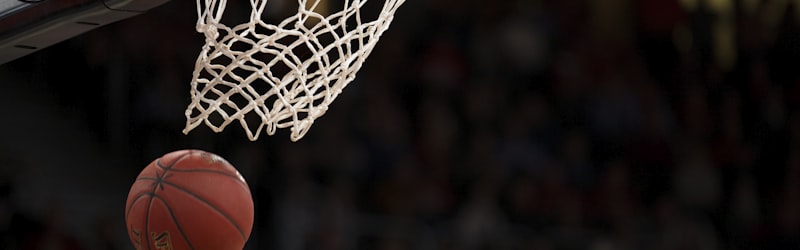 NBA总决赛现场，金色奥布莱恩杯特写